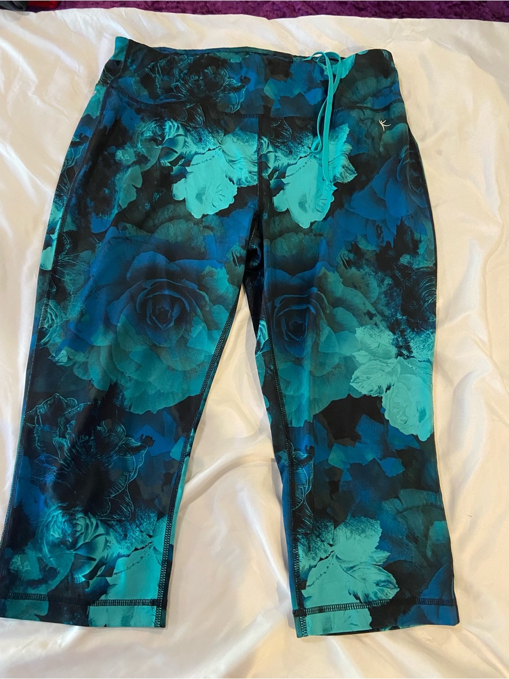 Danskin Teal Floral Capri Leggings